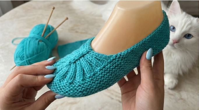 Следки с перемычкой на 2 спицах: вяжутся одним полотном, сидят как покупные (и без заморочек) 🙂