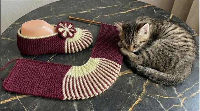 Связала тапочки за вечер: толстая пряжа + 2 спицы = магия уюта 🙂