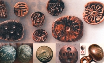 Фотографии древних пуговиц, найденных при раскопках в долине Инда