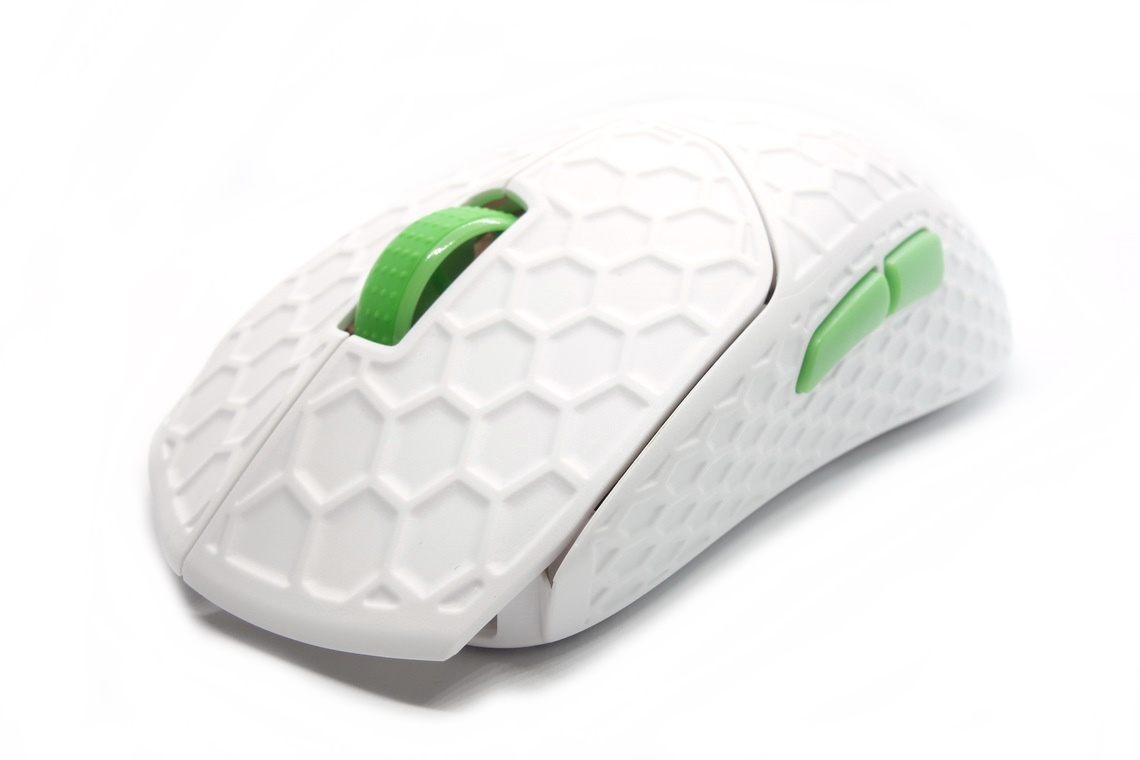 G-Wolves VUK — белая с зелёными акцентами и текстурным покрытием