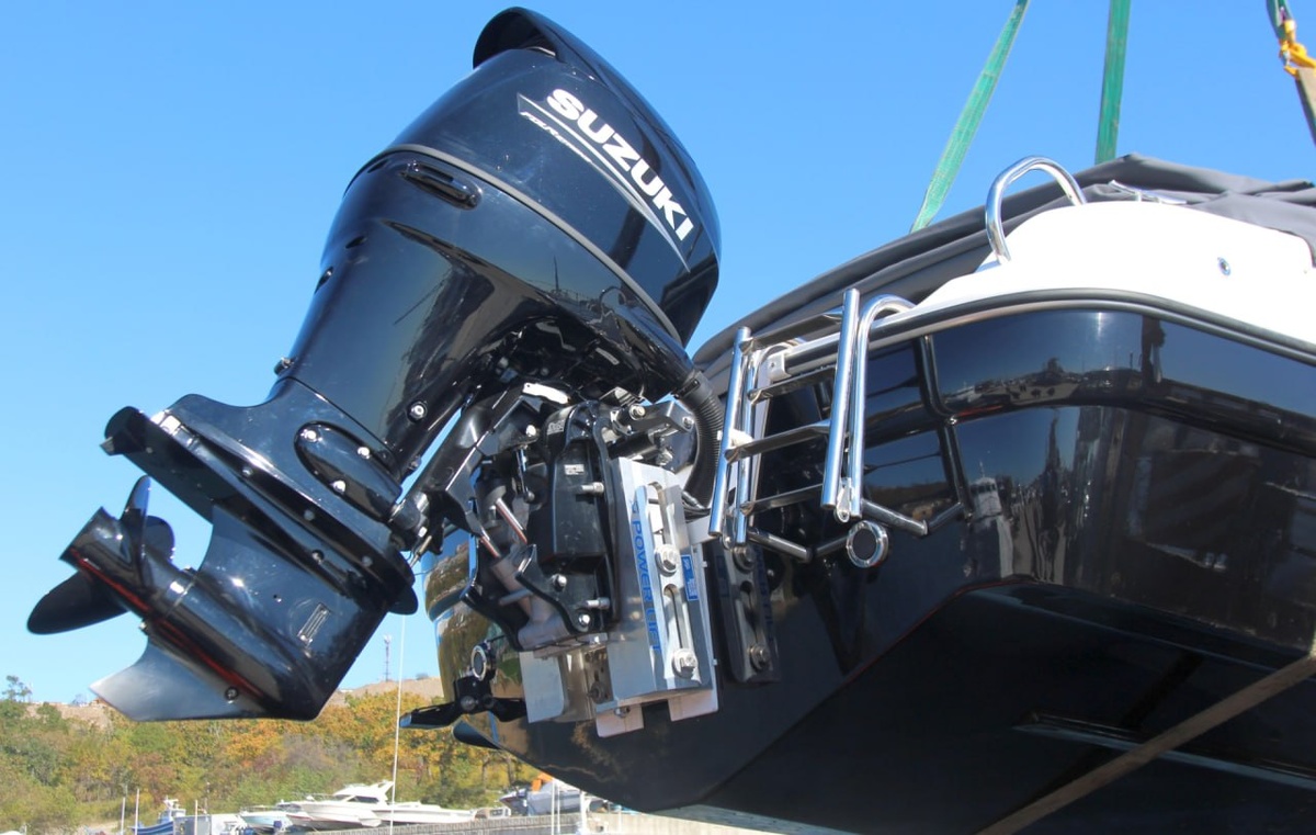 Катер с гидравлическим подъёмником