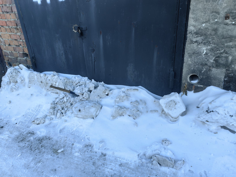 Видна эта маленькая лопатка