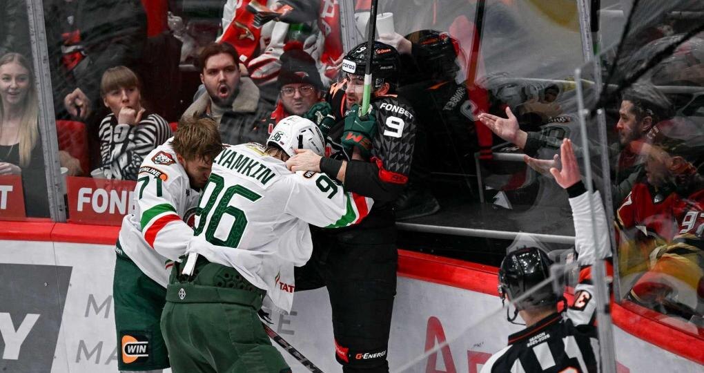 В «Ак Барсе» высказались из-за стычки на льду в Омске после атаки вратаря