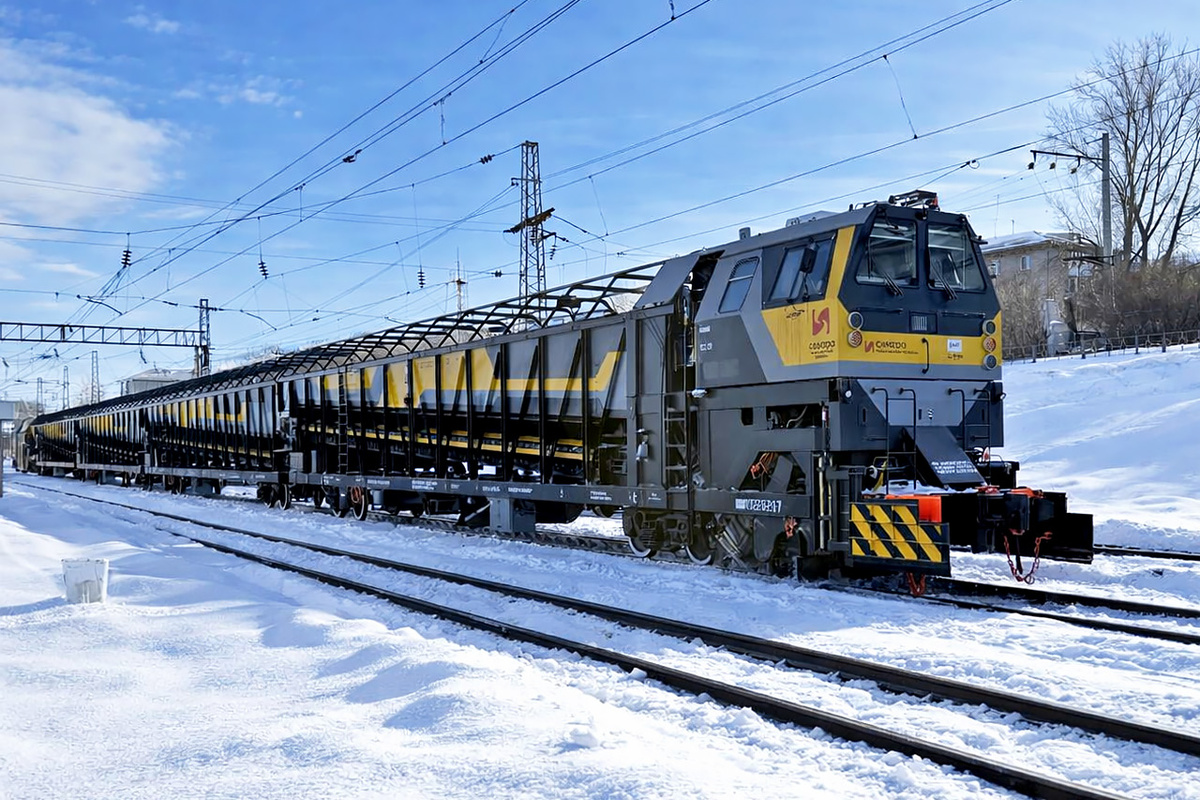     Снегоуборочный самоходный поезд ПСС-2П на станции Бугач в Красноярске