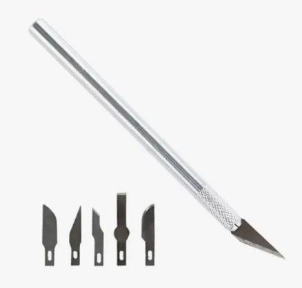 Модельный нож, нож с зажимом и возможностью менять лезвия.