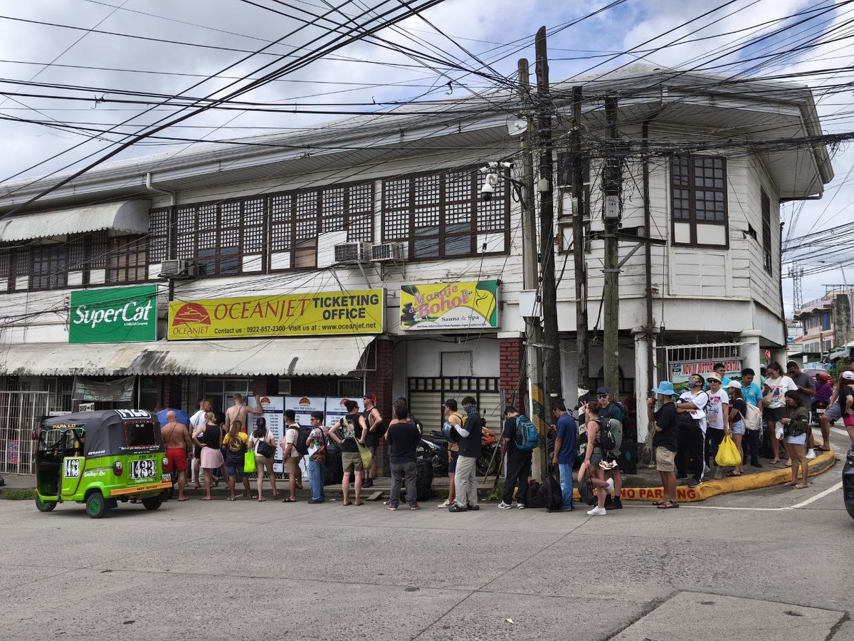 Очередь в кассу паромной компании OceanJet