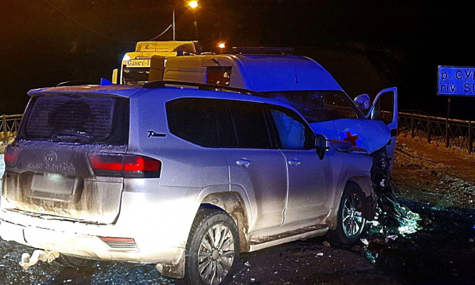    Появились фото с места ДТП, где внедорожник протаранил скорую под Петрозаводском"Фактор"