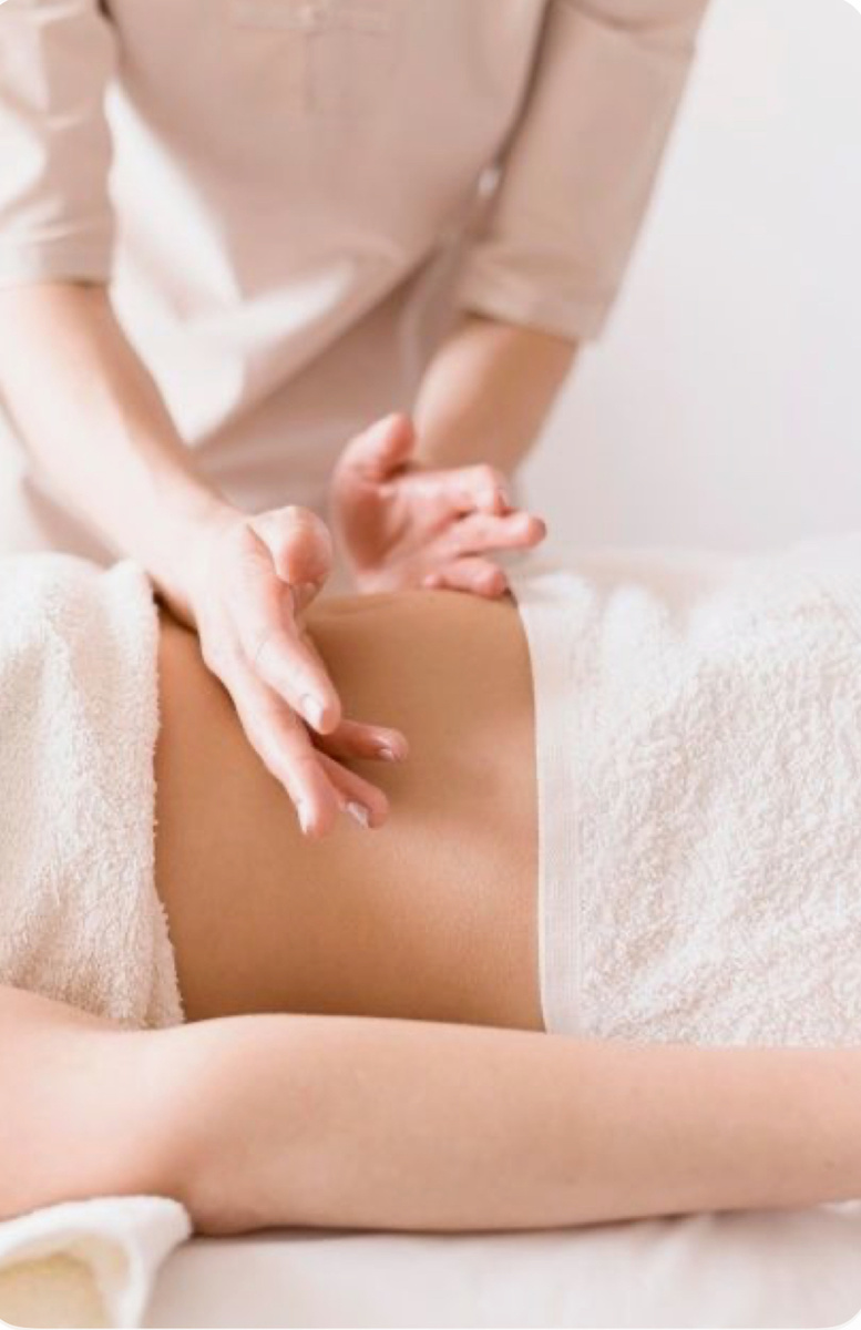 Массаж — это древняя практика, которая помогает улучшить здоровье и повысить качество жизни. Он способствует расслаблению мышц, снижает уровень стресса и напряжения, улучшает кровообращение и обмен веществ. Регулярный массаж помогает снизить головные боли, улучшить сон и повысить иммунитет. Кроме того, он способствует снятию мышечной боли и спазмов, повышает гибкость и подвижность суставов. Благодаря своему положительному воздействию на нервную систему и эмоциональное состояние, массаж часто используется в программах профилактики и реабилитации. В целом, массаж — это приятный и полезный способ заботы о себе, который способствует укреплению физического и психоэмоционального здоровья.