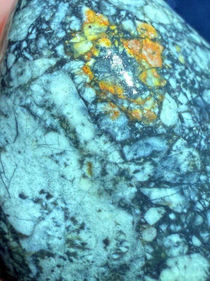 Окрашенная железом брекчия