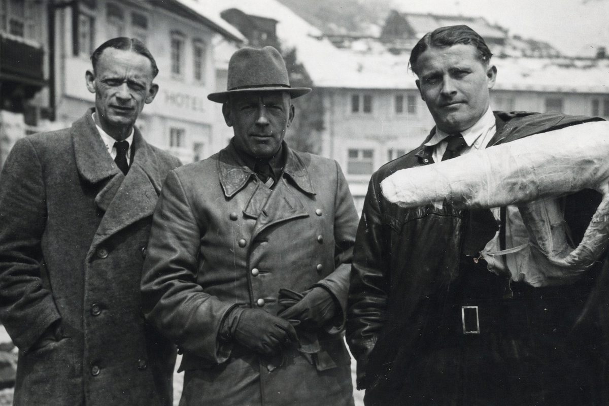 Вернер фон Браун ( с рукой в гипсе) и Вальтер Дорнберг в центре
