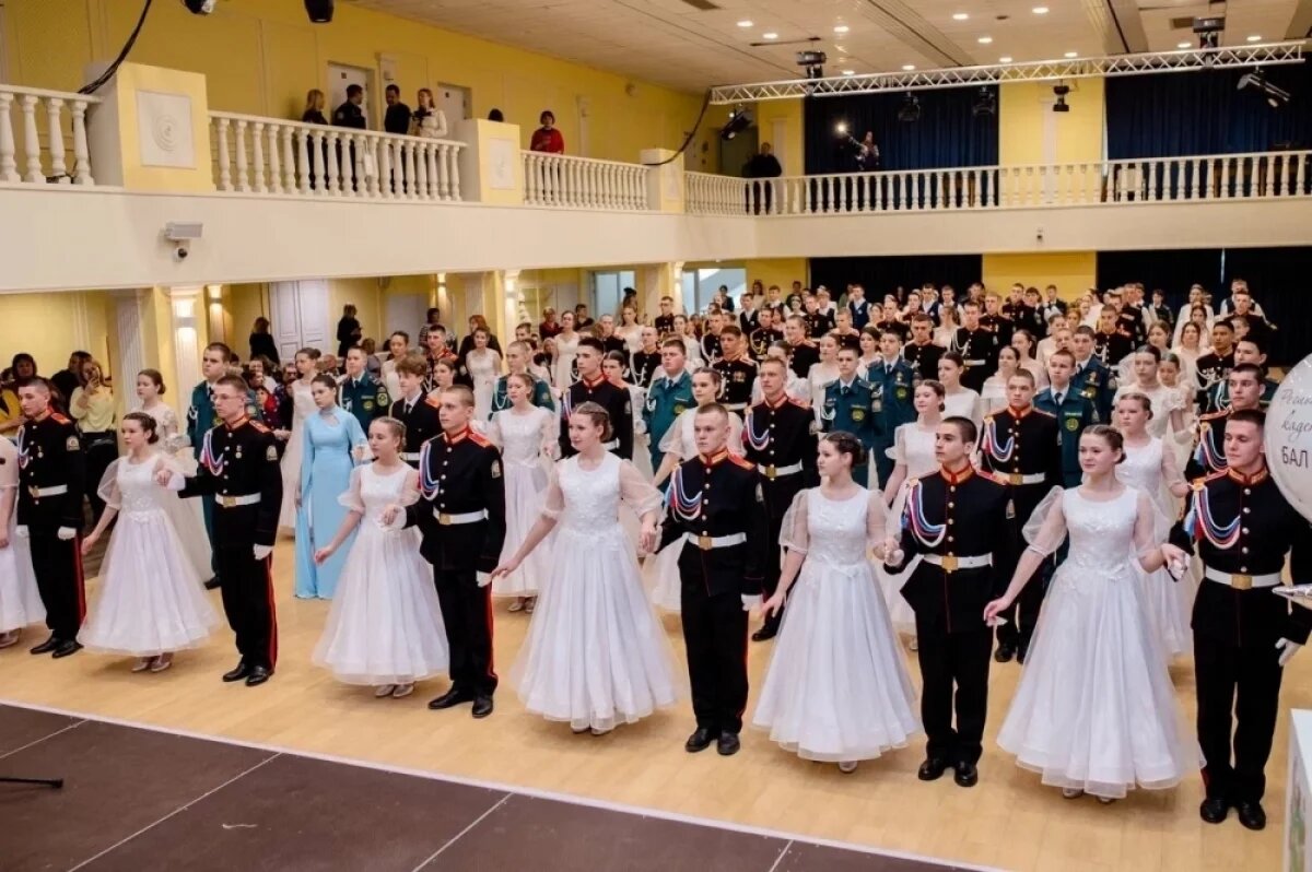    В Томской области прошёл кадетский бал с вальсом и полонезом