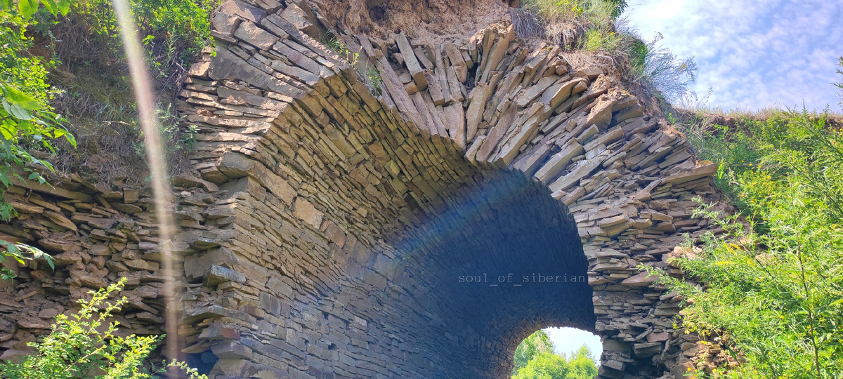 Екатерининский (Каменный) мост, посёлок Аёшка, Красноярский край.
Построен в 1776-1796 по античной технологии без применения раствора.