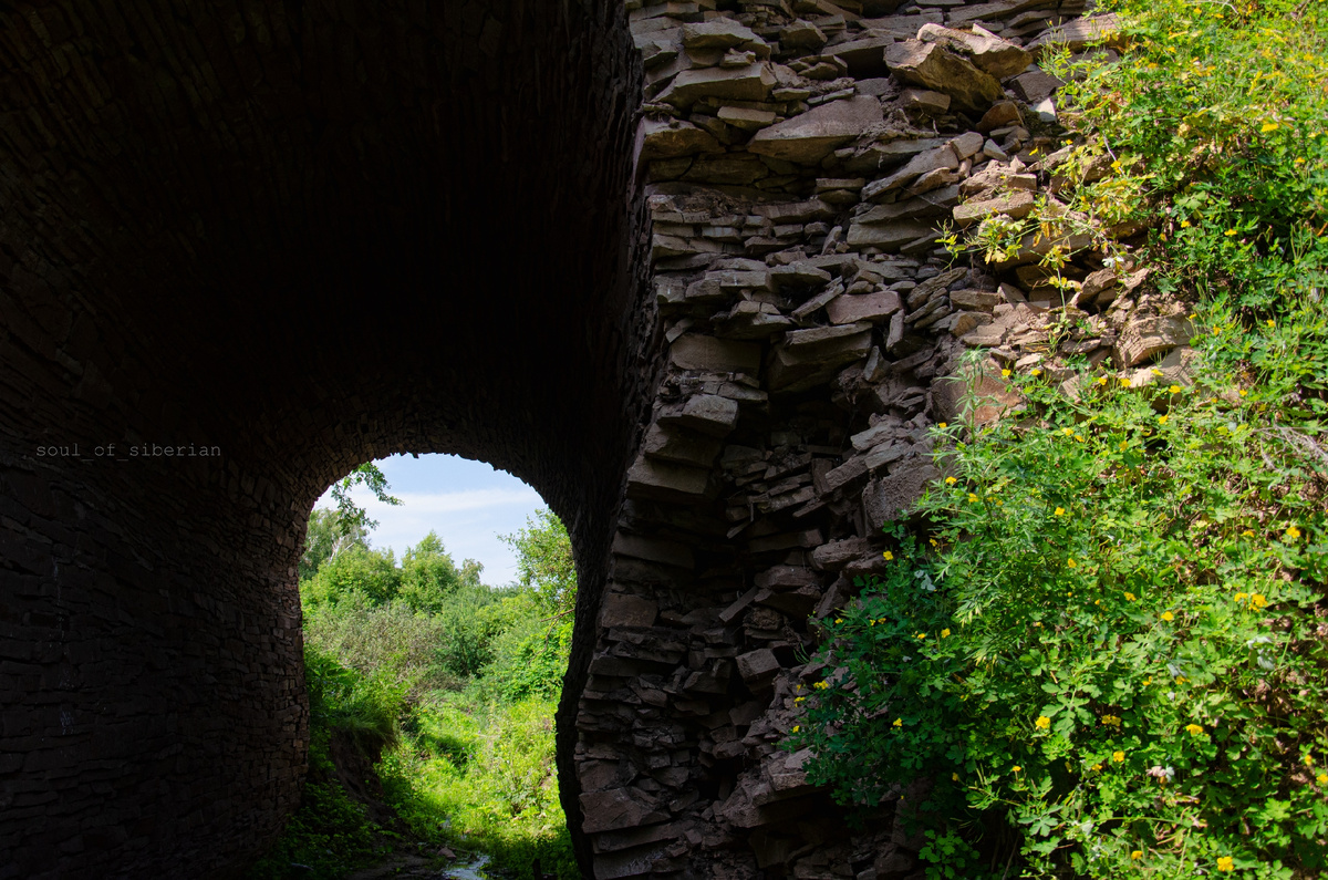 Екатерининский (Каменный) мост, посёлок Аёшка, Красноярский край.
Построен в 1776-1796 по античной технологии без применения раствора.