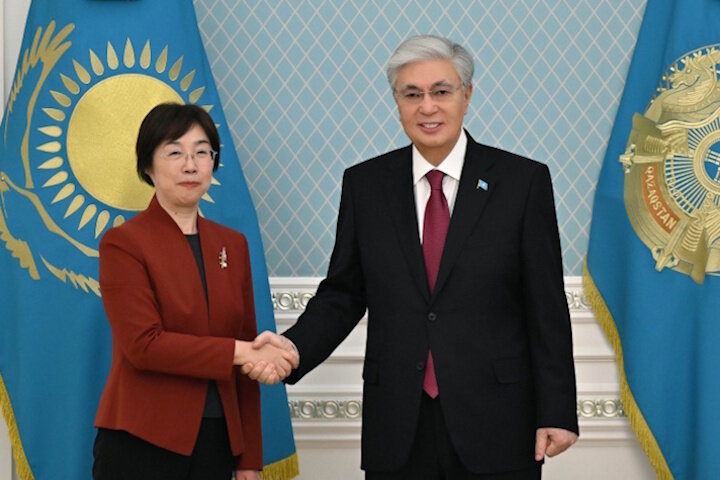   Цзоу Цзяи (слева) и Касым-Жомарт Токаев (справа) на встрече Астане, 9 февраля 2026 года. Источник фото: пресс-служба президента Казахстана.