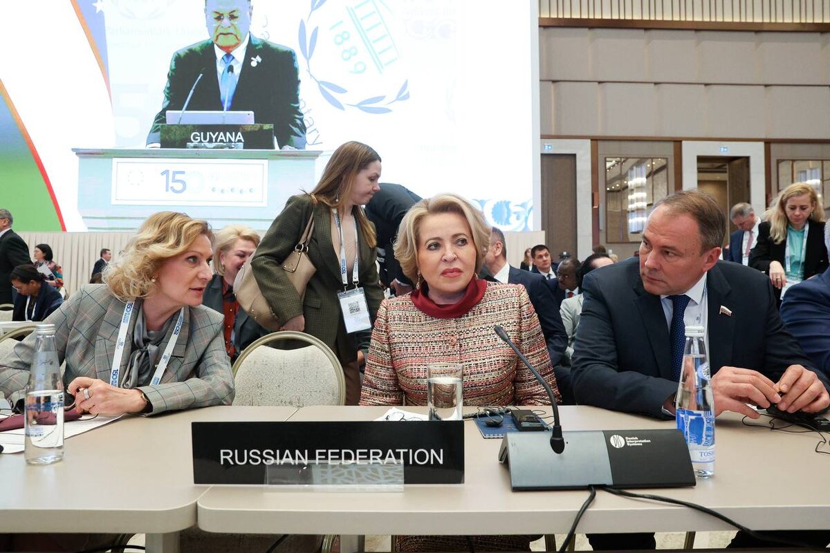    Слева направо: Инна Святенко, Валентина Матвиенко, Пётр Толстой. Источник фото: пресс-служба Совета Федерации России.