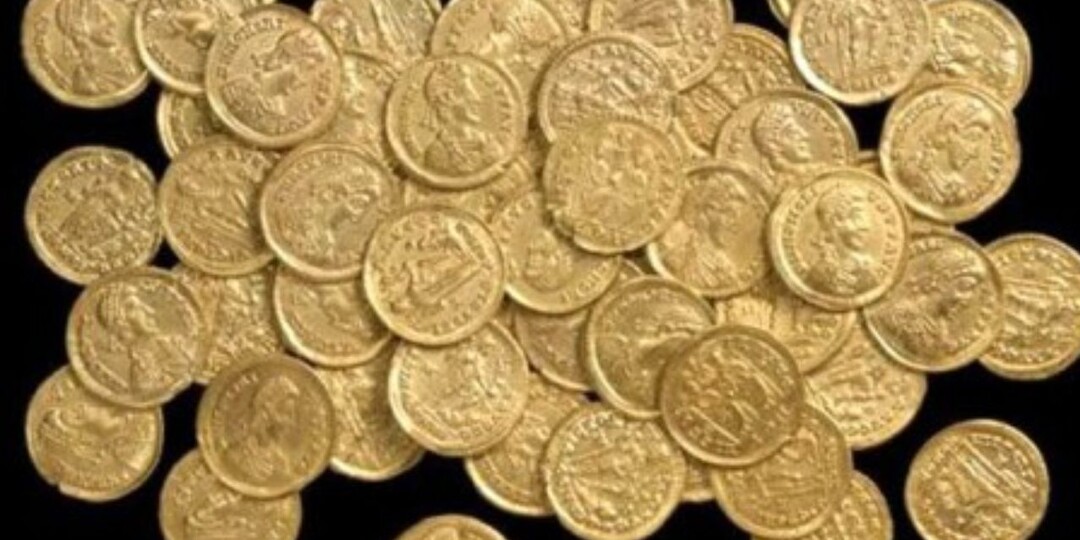 Новичок купил металлоискатель и в первый же день нашел золотые монеты на 12 млн рублей! Вот бы мне так везло!