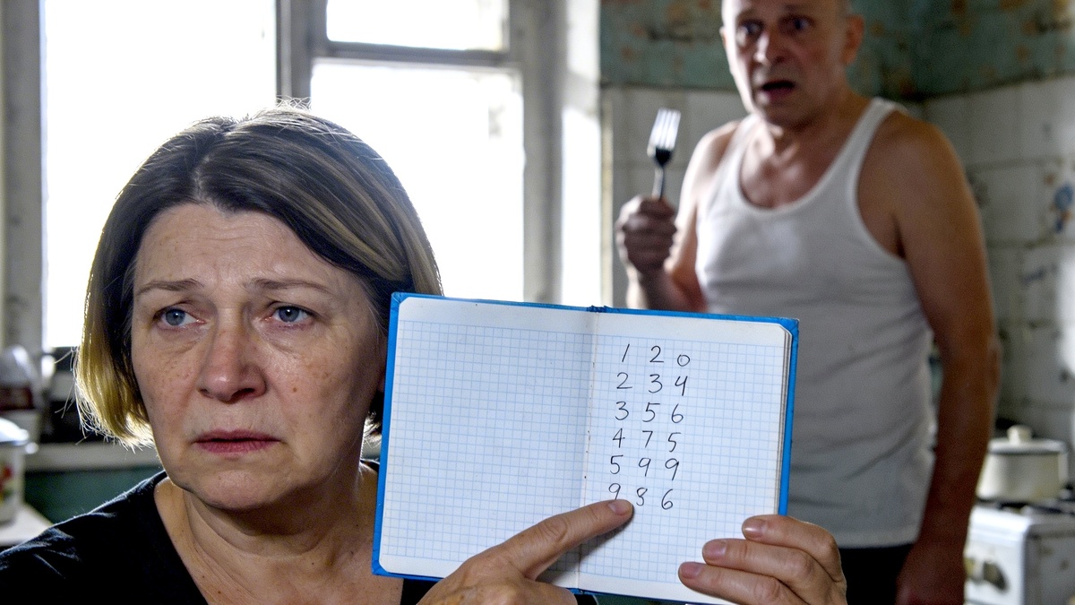 «Скрипишь, как старый шкаф»: муж посмеялся при гостях, а утром я достала ТУ САМУЮ тетрадь  