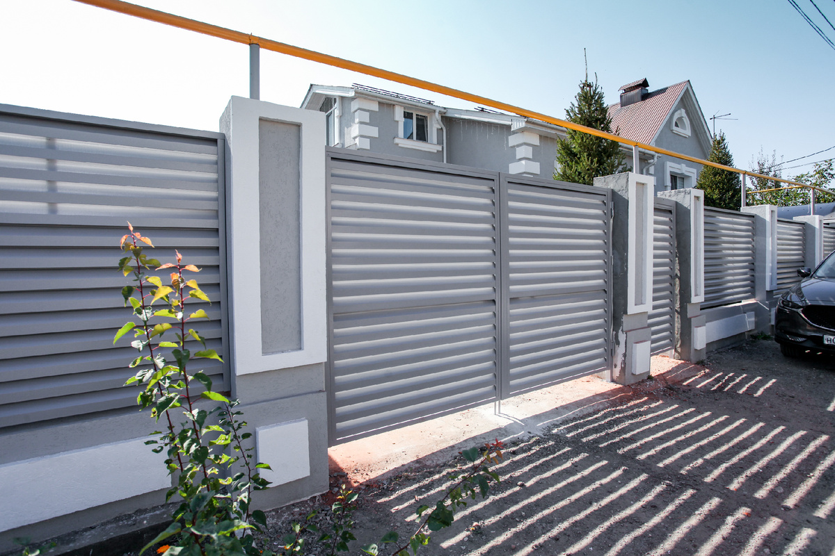 Распашные ворота с заполнением жалюзи