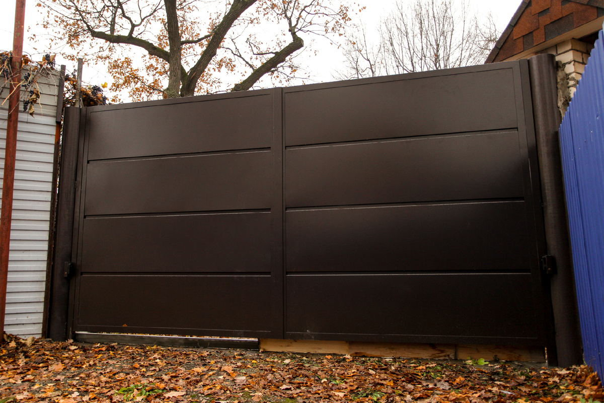 Распашные ворота с заполнением Техно