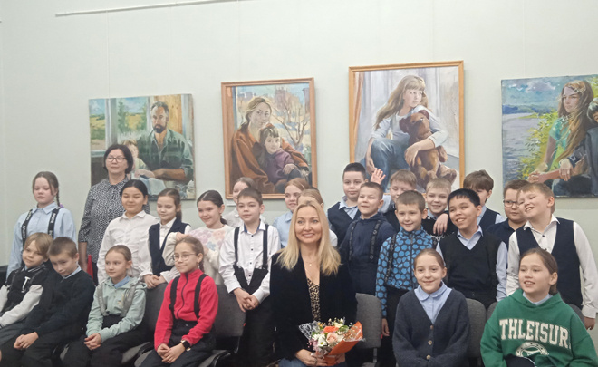 
Анна Вдовина (в центре с цветами) с первыми посетителями выставки - учениками школы № 18