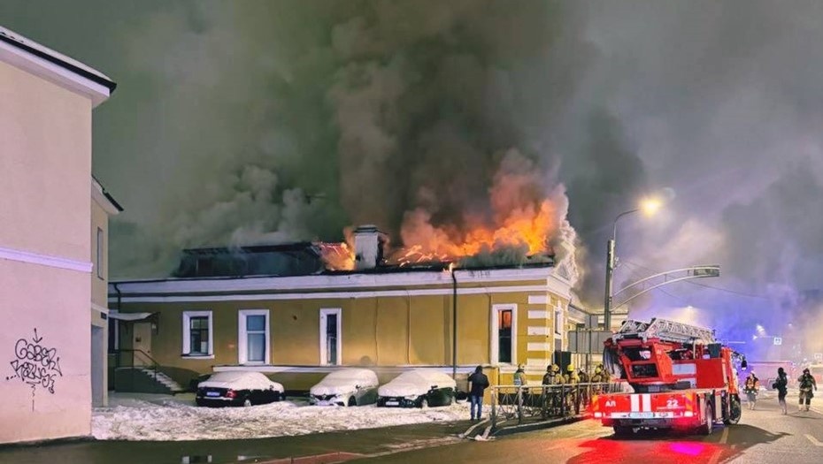    Кровля горит в одноэтажном здании на Уральской улице Автор фото: t.me/newsdorin