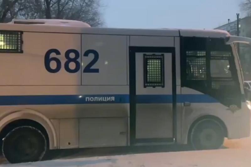    ГУ МВД. Автозак, на котором привезли мигрантов в отдел