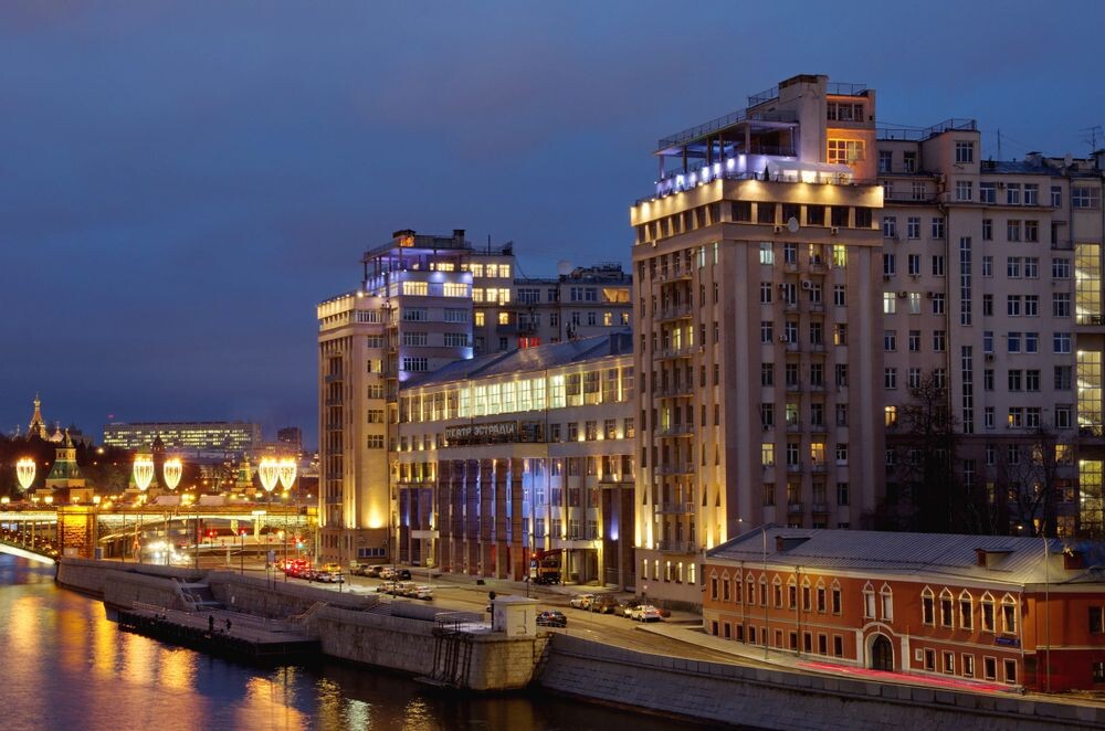 ДОМ НА НАБЕРЕЖНОЙ КОГДА-ТО НОСИЛ НАЗВАНИЕ "ДОМ ПРАВИТЕЛЬСТВА". ЗДЕСЬ ЖИВЁТ МАРИЯ БАТАЛОВА. Открытый источник.