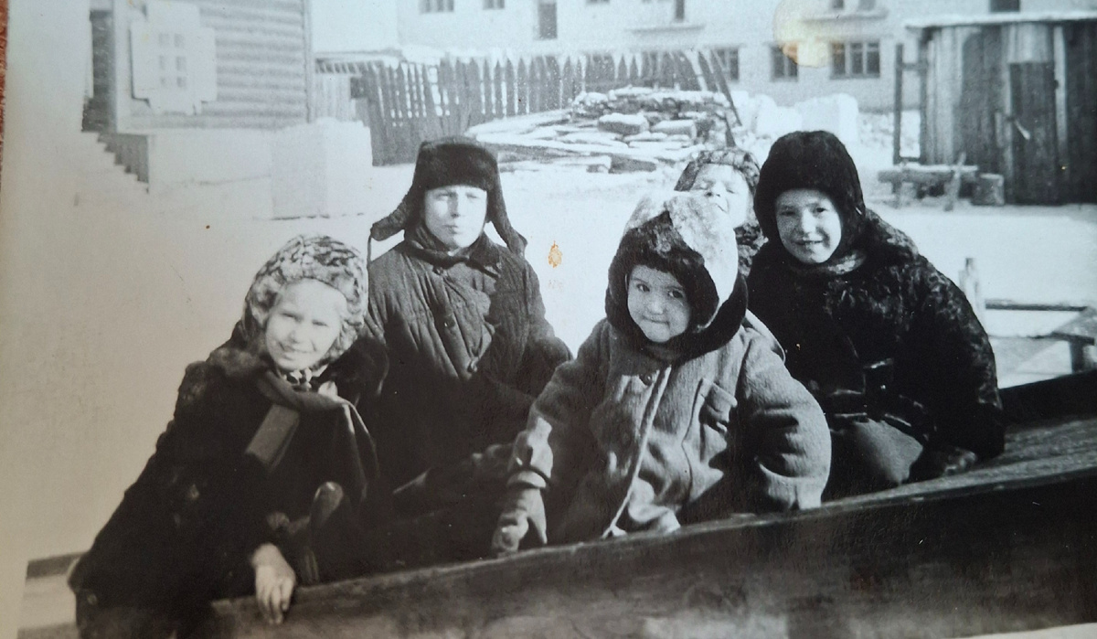 На глрке во дворе с моими дворовыми друзьями.