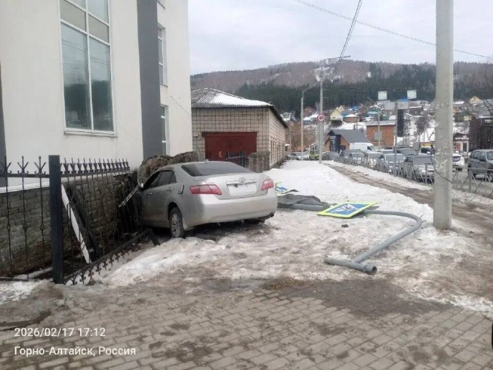    Toyota влетела в здание Следкома в Горно-Алтайске. Источник: МВД по Республике Алтай