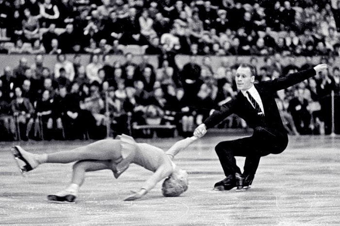 Людмила Белоусова и Олег Протопопов во время выступления на чемпионате Европы по фигурному катанию. 1965 год.