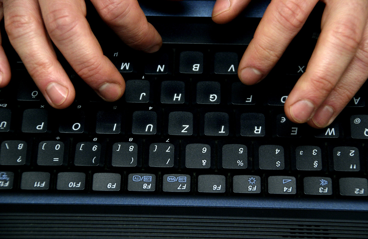    Компьютер клавиатура руки хакер взлом GLP
