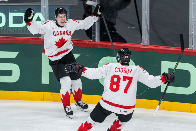    Маклин Селебрини (слева) и Сидни Кросби / фото: Simon HastegÃ, globallookpress.com