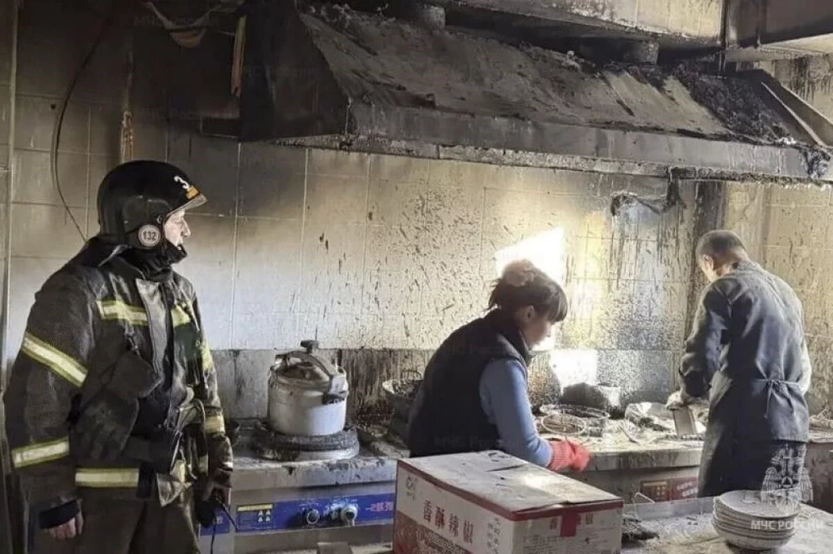    В Иркутске четырех человек спасли при пожаре в кафе