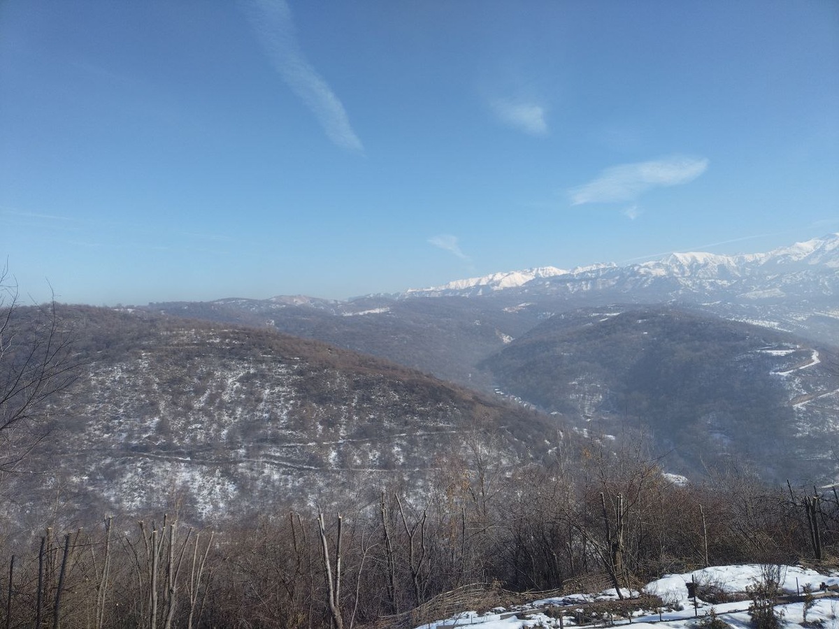 Это фото я сделал 15 февраля 2026 г. с одной из озборных площадок на Кок-Тобе, смотрящих на восток — есть там такие. Весна вступила в свои права, он уже сходит с некоторых мест — внизу это видно чётко!