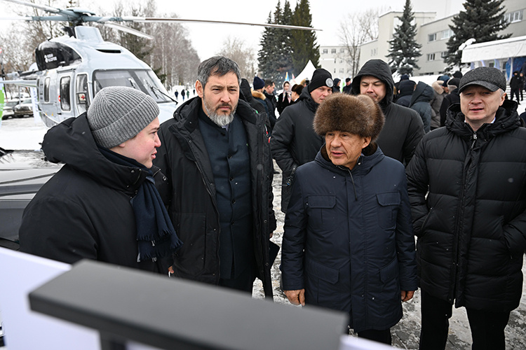   Перед коллегией раис РТ Минниханов прошелся по выставке достижений промышленности республики в Доме народного творчества.   
Фото: rais.tatarstan.ru