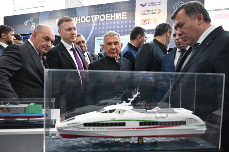    Ренат Мистахов — генеральный директор АО «Судостроительная корпорация «Ак Барс» — показал гостям модели судов, изготавливаемых на Зеленодольском заводе им. Горького.   
Фото: rais.tatarstan.ru