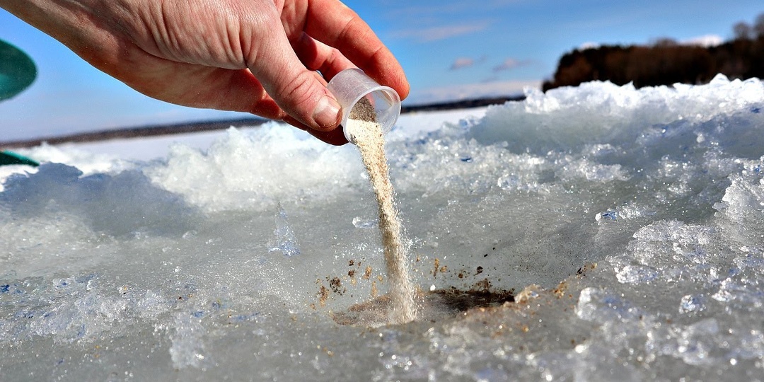 Вся рыба с водоема подходит на это «вкусное облако» под водой! Хитрый способ собрать много рыбы под лункой!