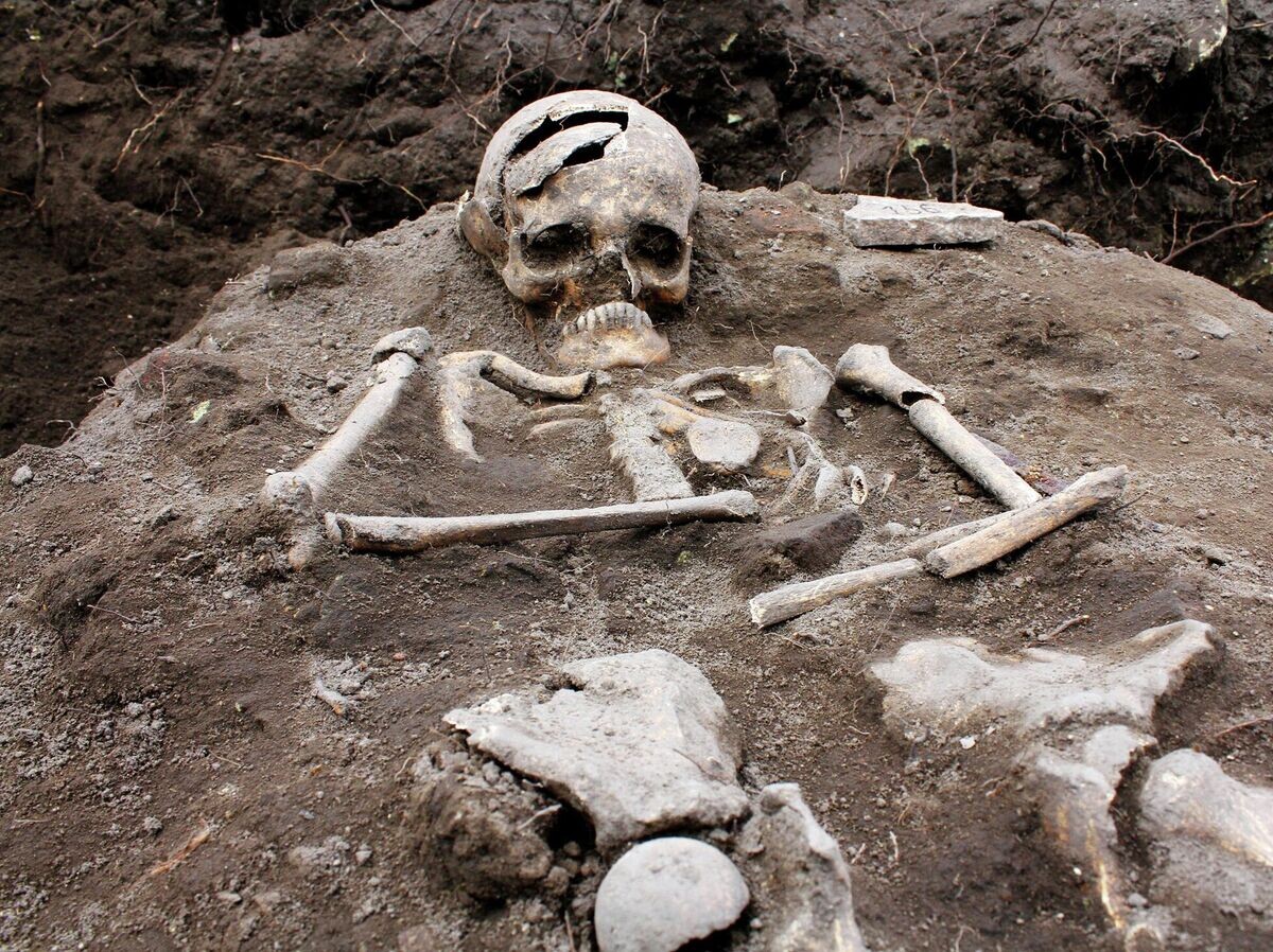    Могила со скелетом человека, в сердце которого был воткнут железный прут | © Getty Images / NurPhoto/Impact Press Group