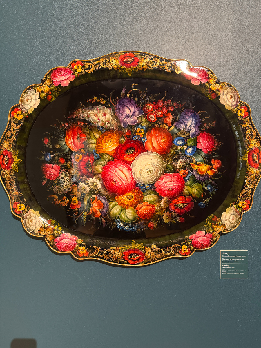 Наталья Евгеньевна Фролова (род 1965).2010.Металл, масло, лак, ковка, коптёжка, роспись
Собрание Жостовской фабрики декоративной росписи.Evening.Natalya Frolova (b. 1965)
2010.Oil, varnish on metal, forging, candle soot technique, painting.Zhostovo Decorative Art Manufactory collection