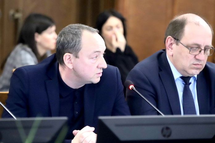    Константин Прокин (слева) рассказал о мерах по ликвидации дефицита водительских кадров. Фото: Михаил Периков