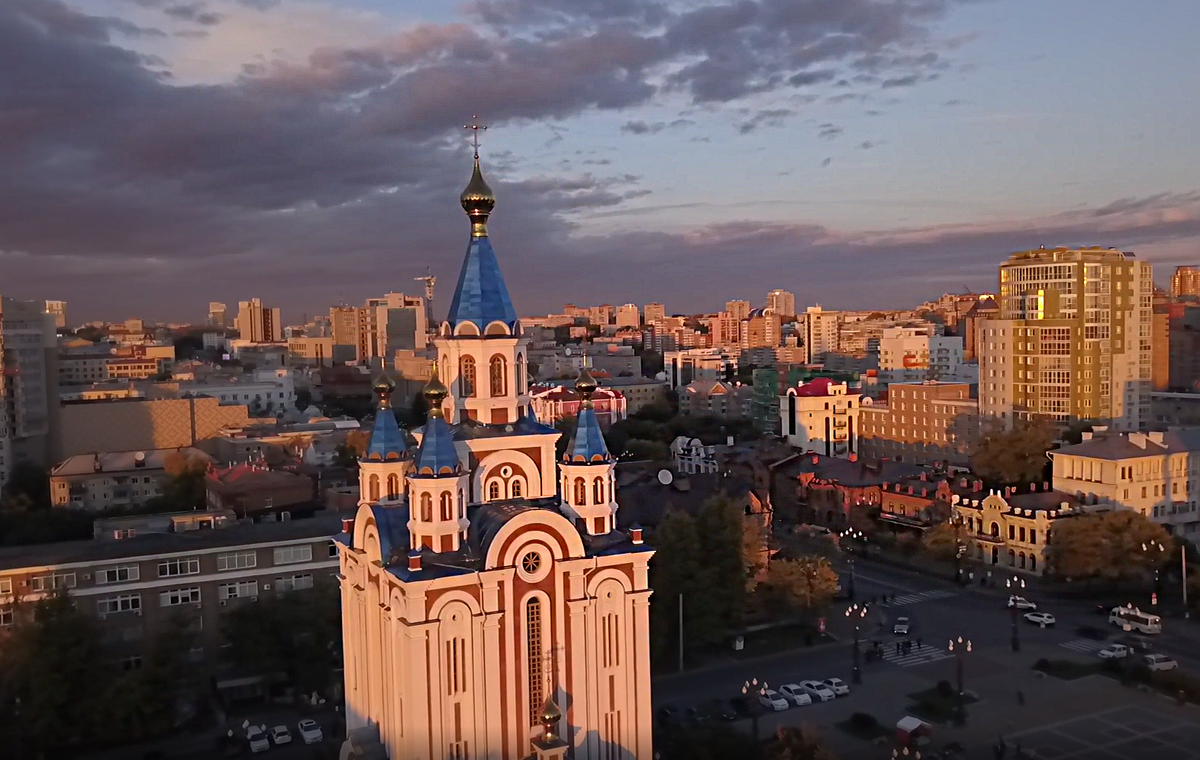 Комсомольская площадь, вид на Собор Успения Божией Матери