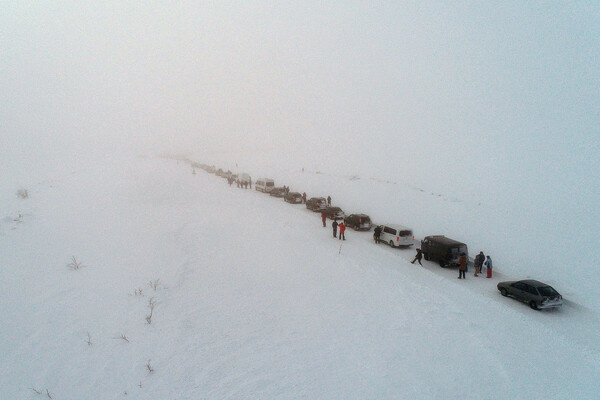 Колонна из машин на горном перевале к селу Териберка / Павел Львов/РИА Новости   