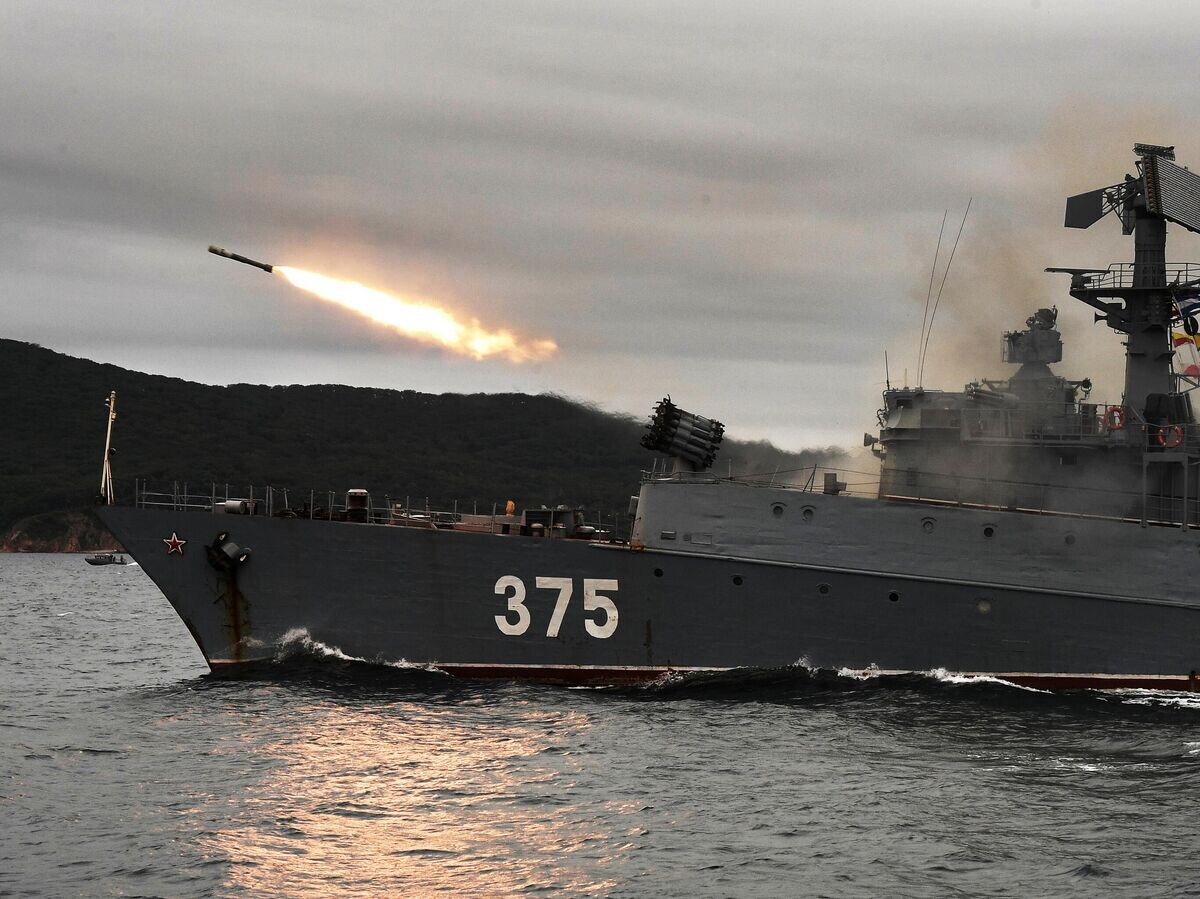    Уничтожение подводной лодки условного противника экипажем малого противолодочного корабля МПК-82 с применением реактивной бомбомётной установки РБУ-6000 и торпедного оружия в рамках учений Тихоокеанского флота в Приморском крае | © РИА Новости / Виталий Аньков