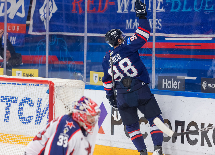     Форвард Томаш Юрчо празднует заброшенную шайбу. Фото: Андрей Холмов/ХК «Лада»