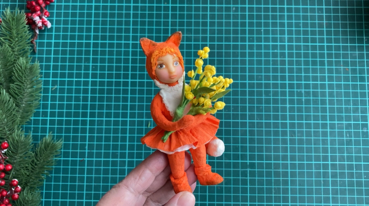 Лисичка - сестричка с веточками весенней мимозы