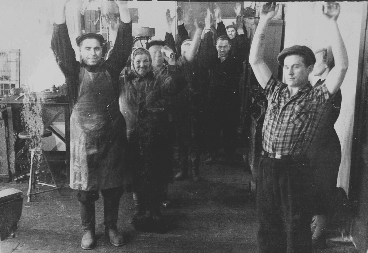 Работники завода выполняют производственную гимнастику