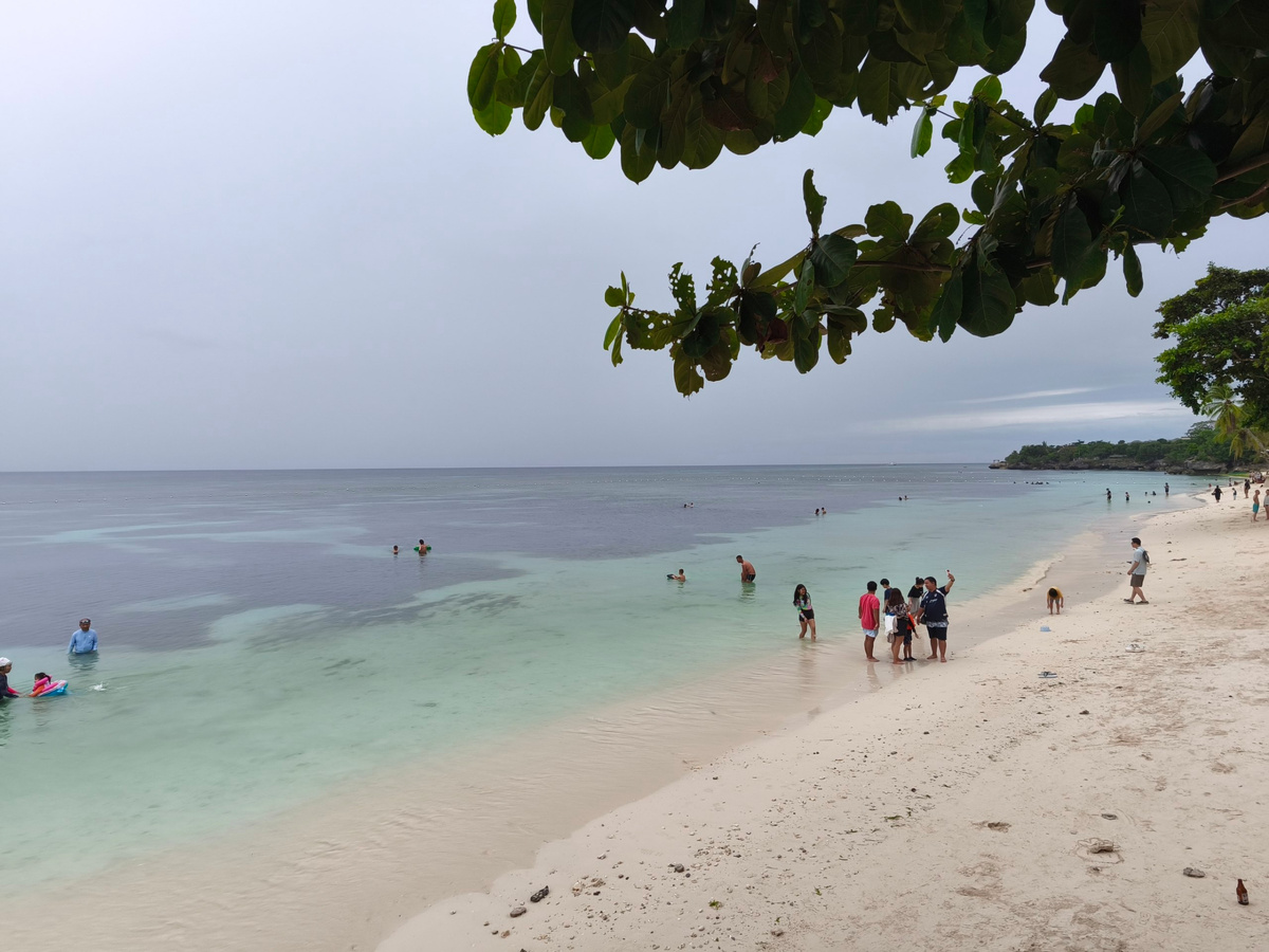 Пляж Alona Beach в первых числах февраля, погода не радует.