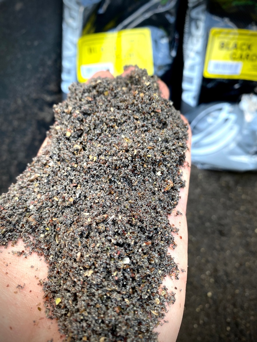 Высокая клейкость обеспечивает плотное заполнение кормушек «метод» и «флэт», гарантируя точную доставку корма на дно. При этом смесь сохраняет активную «пылящую» составляющую, создавая привлекательный столб мути.