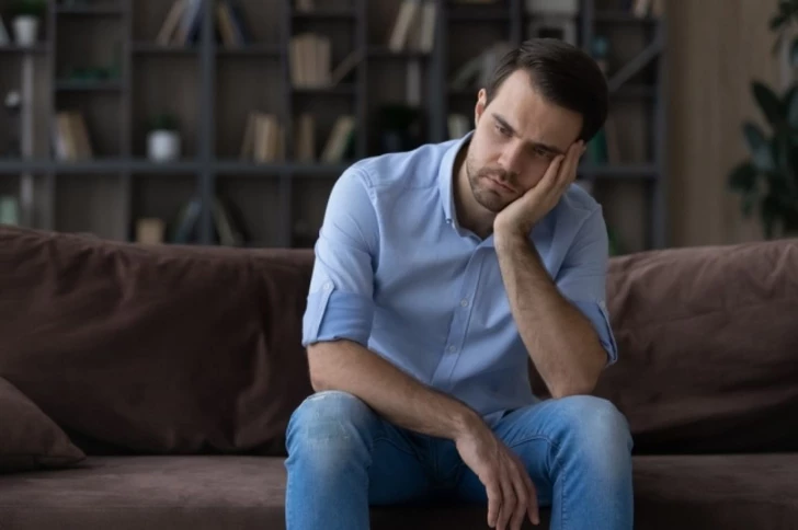 Стало известно, в каком возрасте человек чувствует себя особенно несчастным.