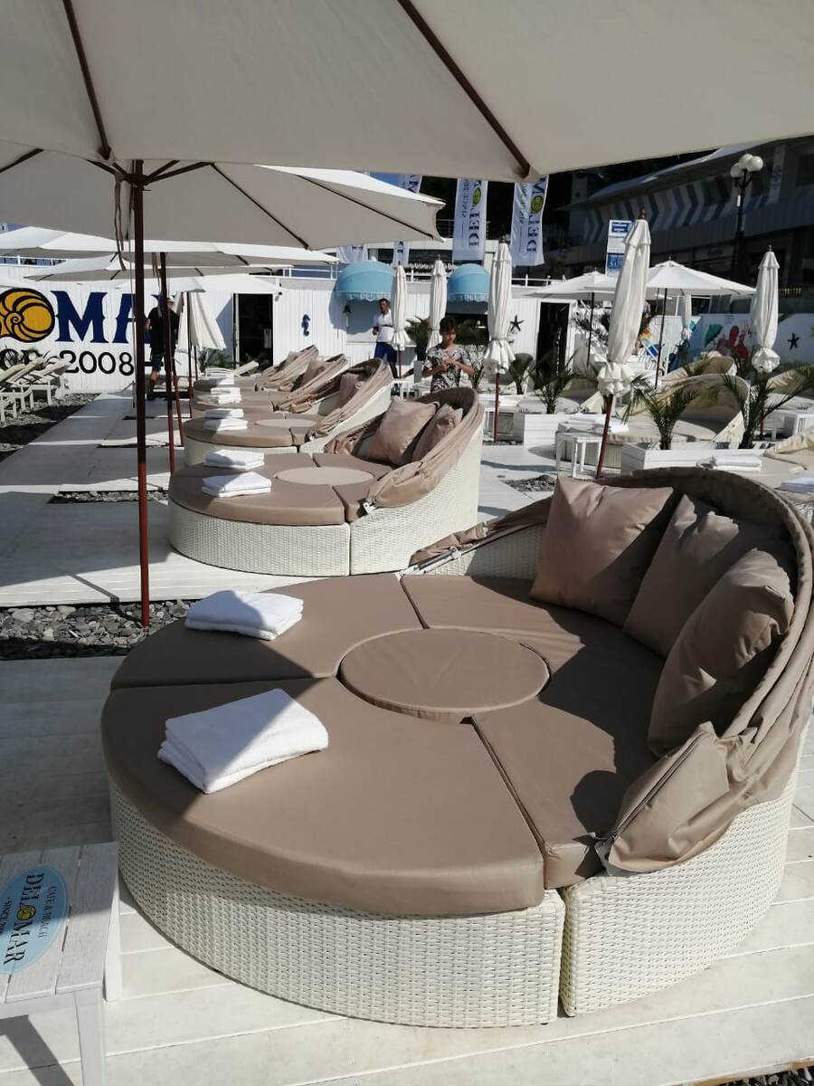 Кровать ракушка на пляже